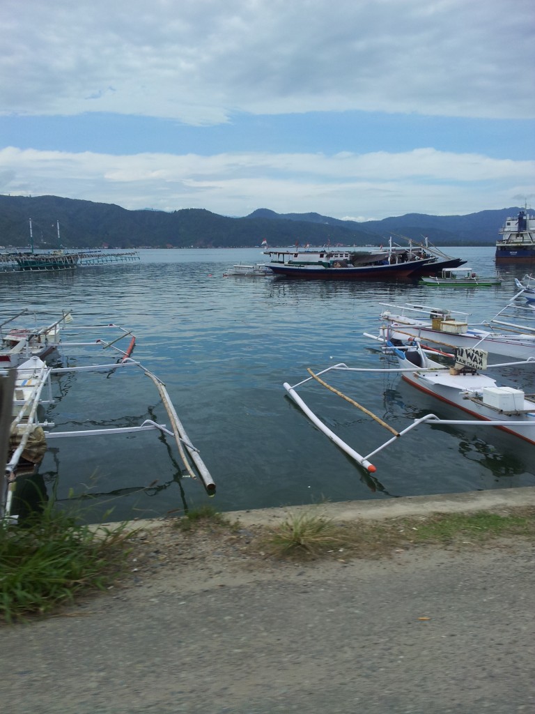 Perahu nelayan di pantai, pinggiran kota